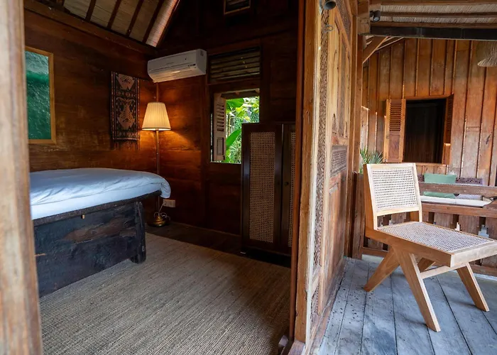 The Padang Pool Sleeps 7 Located In Jungle 5 Mins From Uluwatu's Famous Beaches Villa *